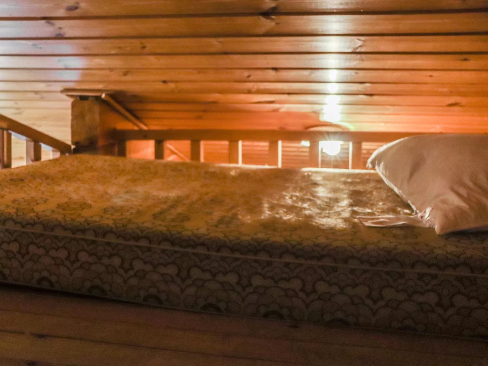 Hyrynpirtti mökki-Binnen