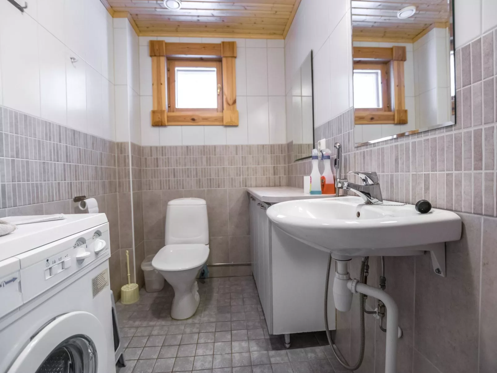 Aurinkoinen hirsimökki-Binnen