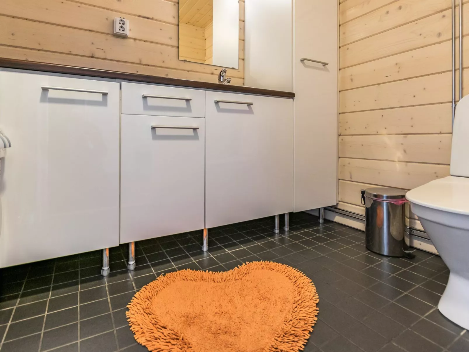 Hallan karhu c, paritalo-Binnen