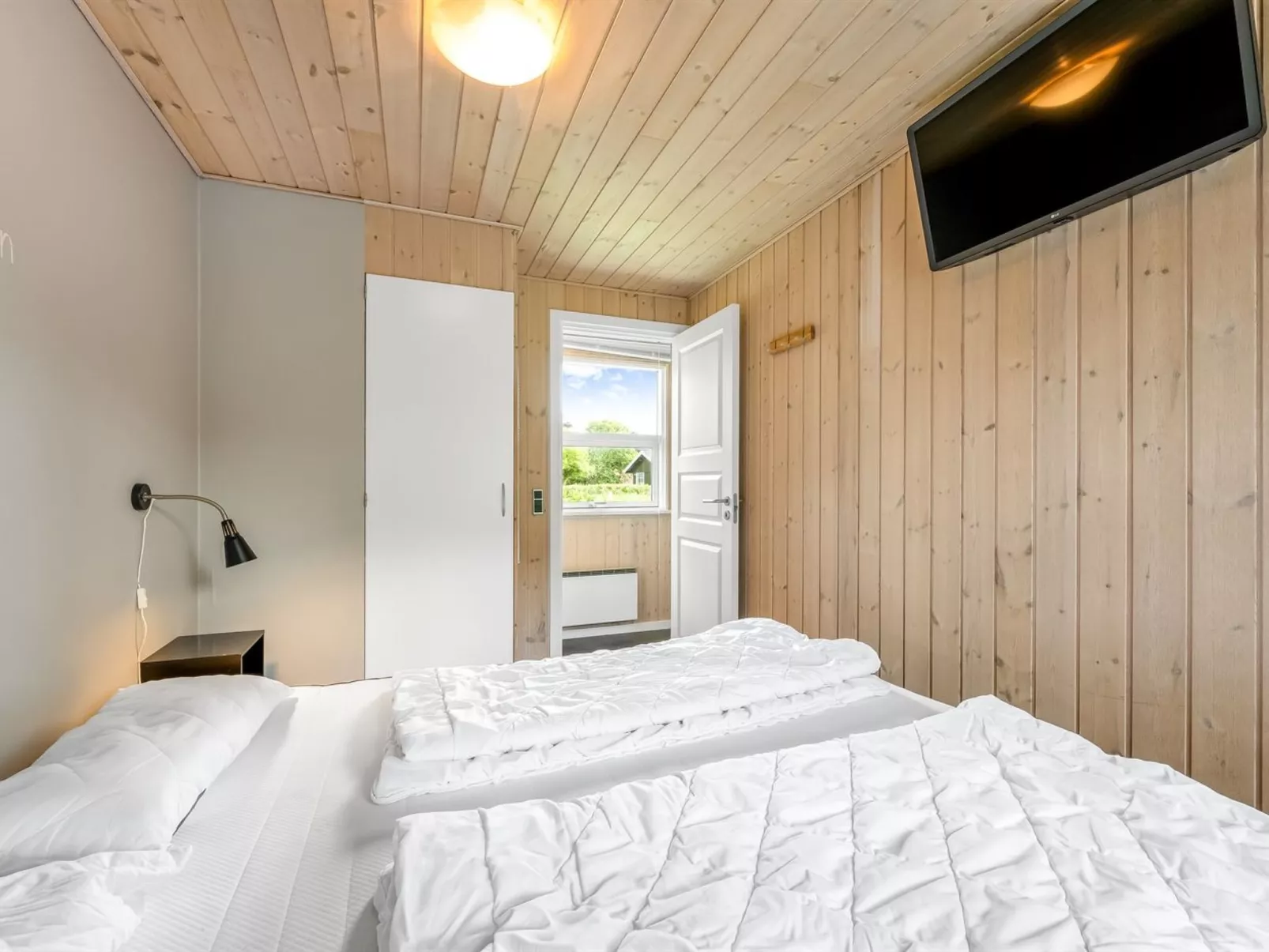 "Mina" - 600m to the fjord-Binnen