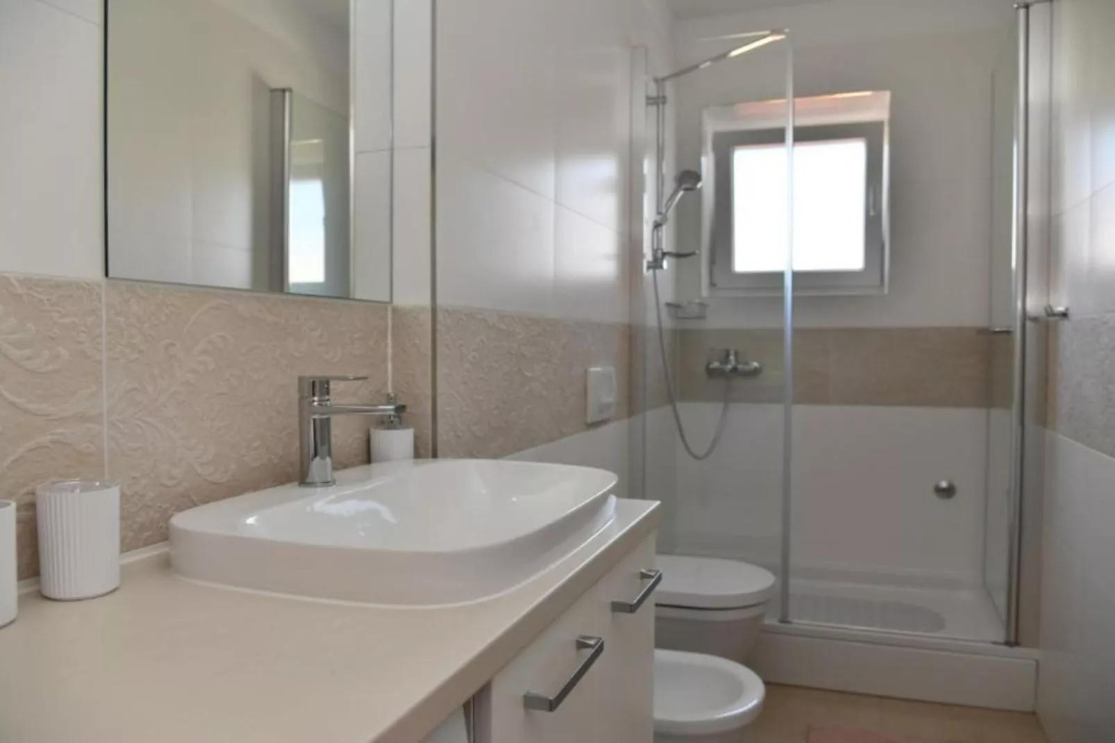 Two Bedroom Apartment with Balcony &  Garden View-Badkamer