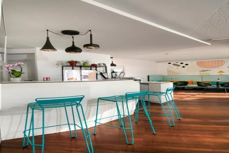 Adonis Mougins T2-Hal-ontvangst