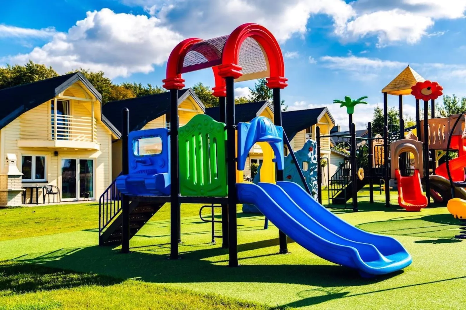 Domek piętrowy 8-osobowy Ustronie Morskie-Tuinen zomer