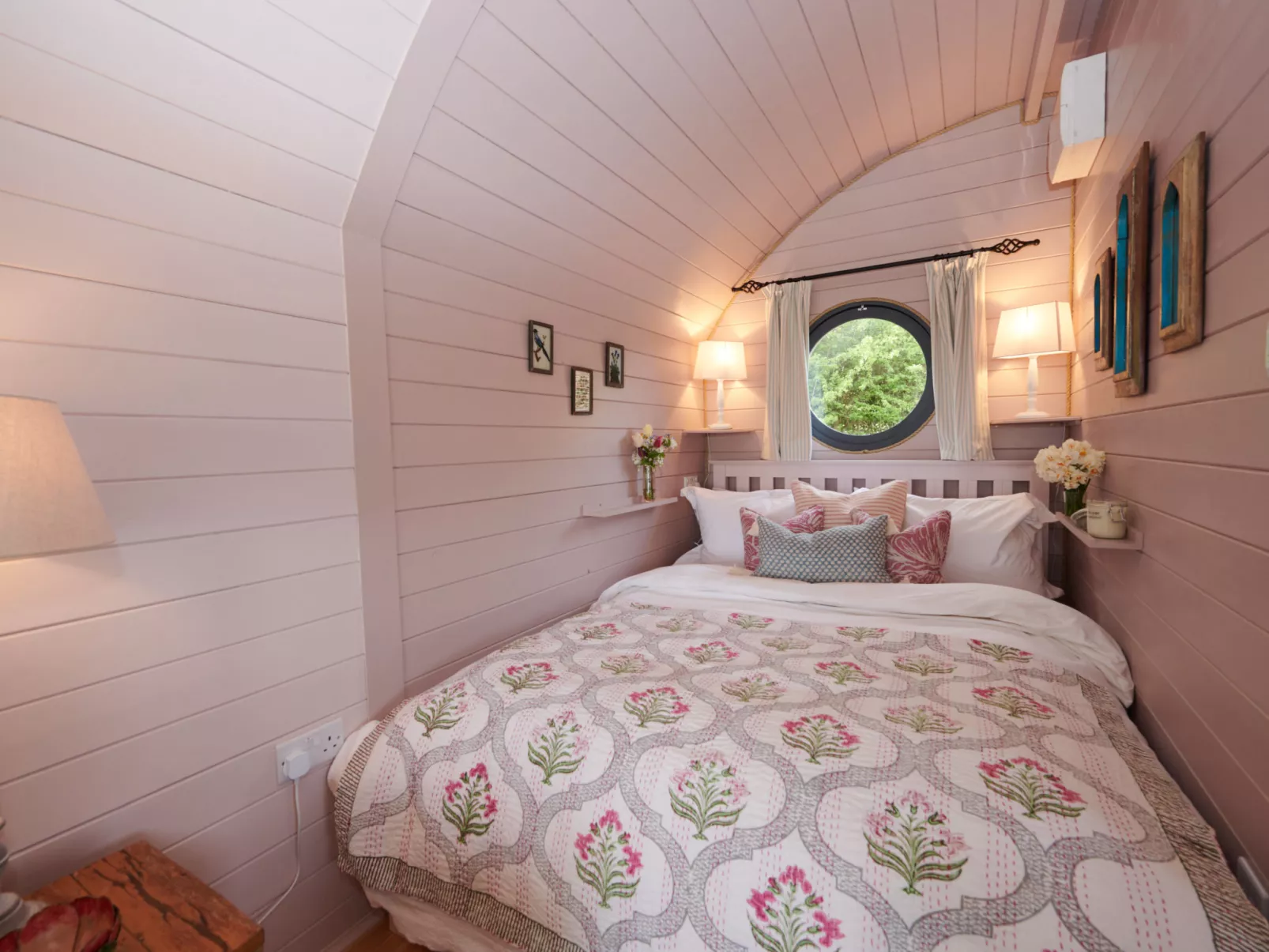 The Cornflower-Binnen