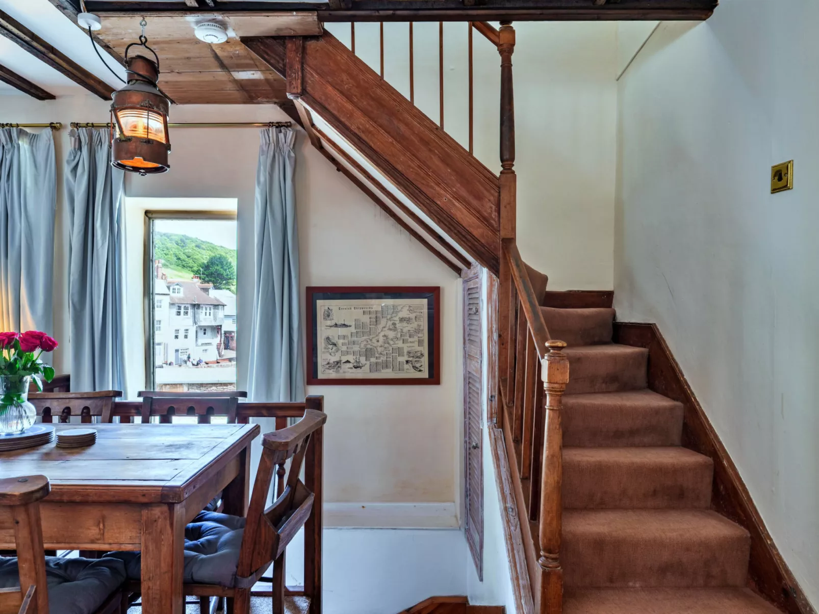 April Cottage-Binnen