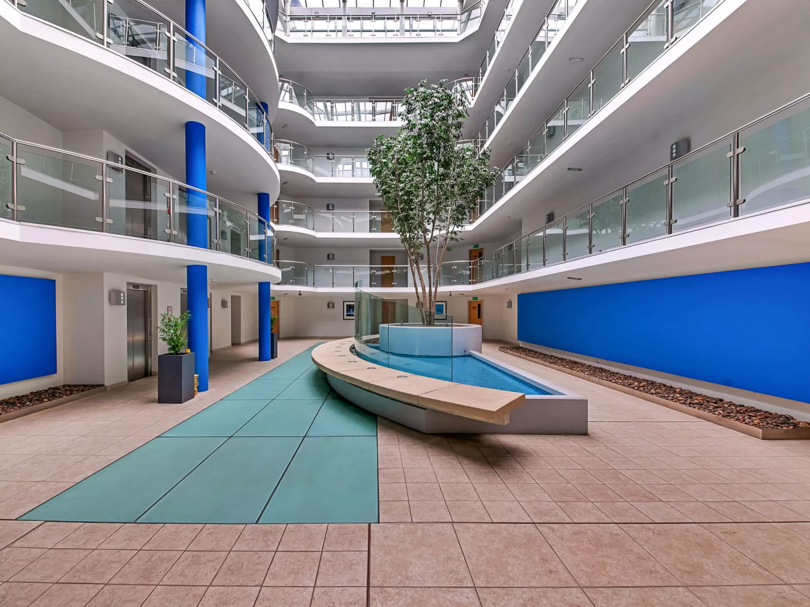 The Penthouse at 611 Westgate-Binnen