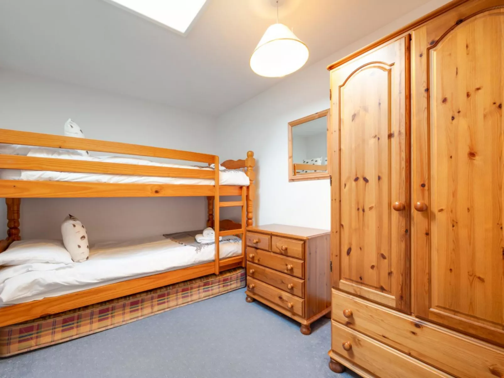 Cherry at Buckland Court-Binnen