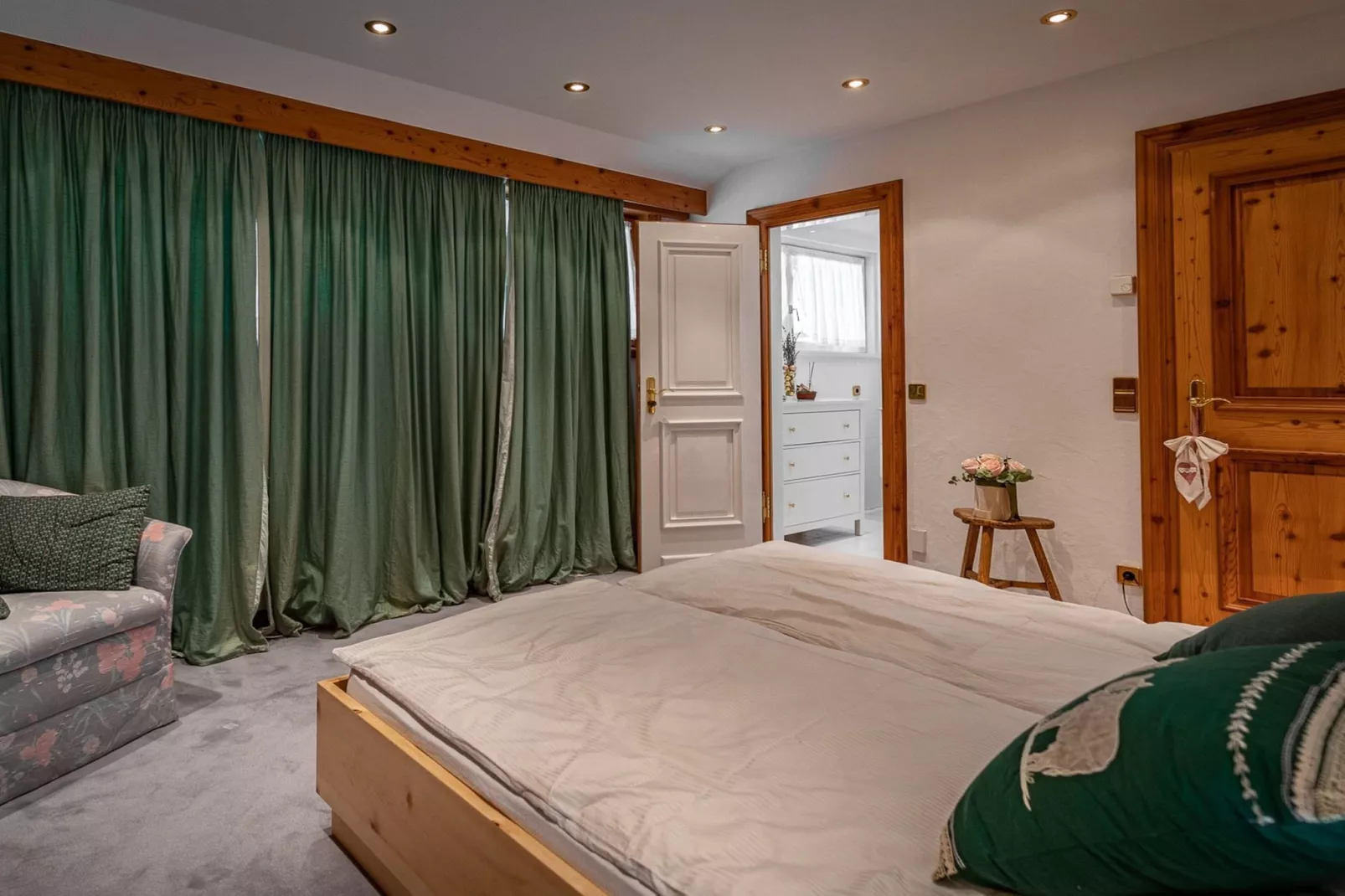 Bad Kleinkirchheim Lush and Spacious Villa with Indoor Pool and Wellness - Seven Bedroom Villa-Slaapkamer