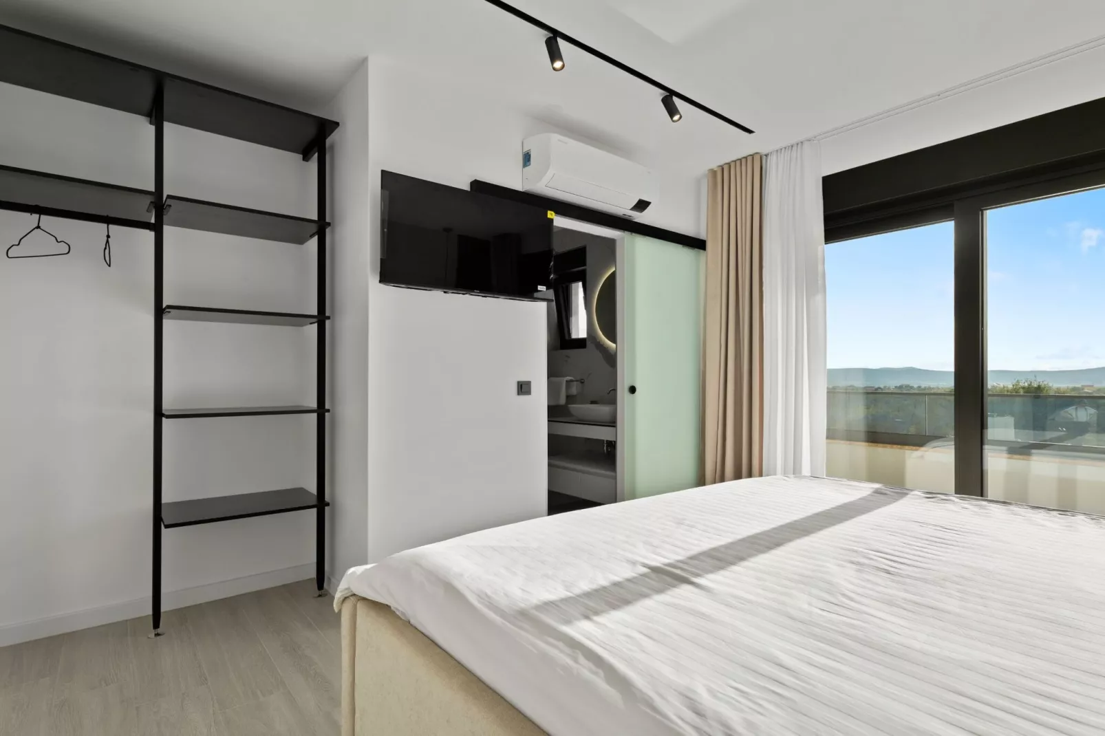 Villa Freedom - Five Bedroom House with Balcony-Slaapkamer