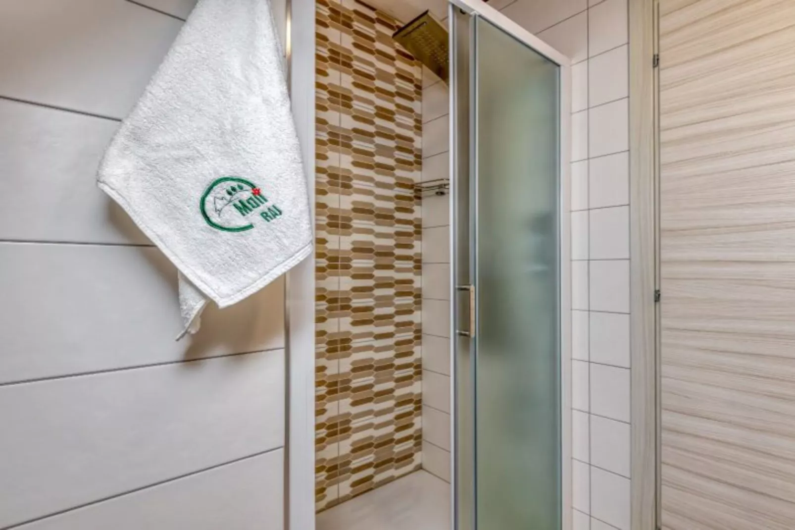 Four Bedroom Holiday House Mali Raj with Pool-Badkamer