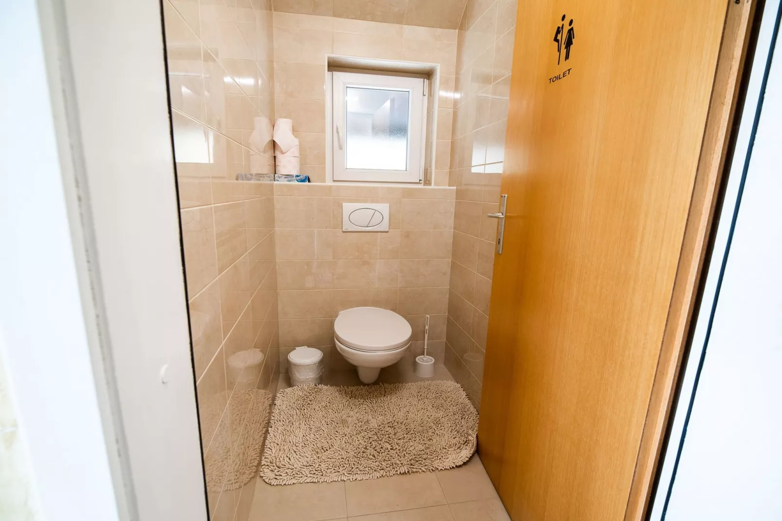 Quiet and Sunny Apartment with Balcony - Two Bedroom Apartment with Balcony-Badkamer