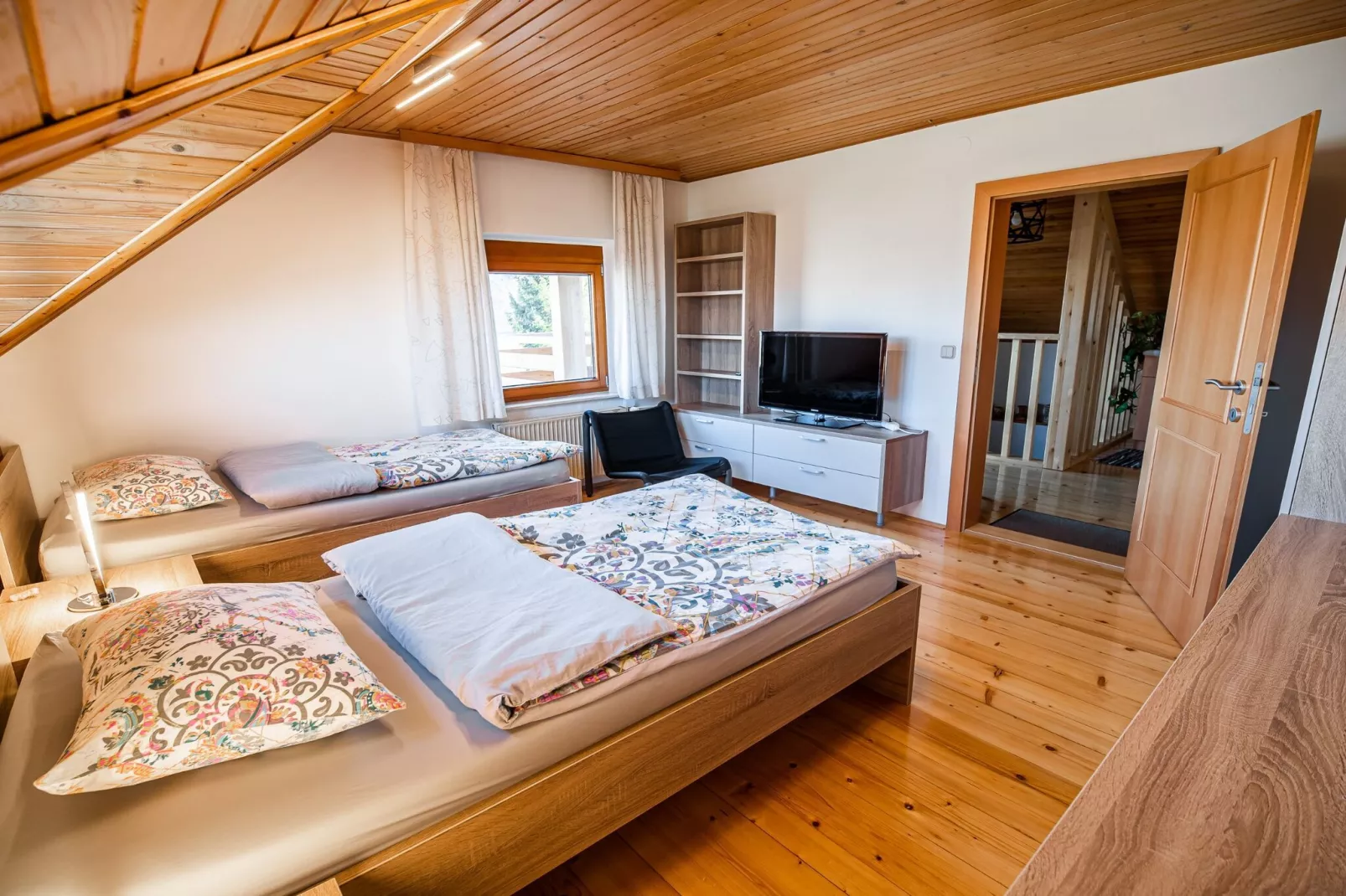 Relaxing Retreat with Hot Tub in Sevnica - Three Bedroom Apartment-Slaapkamer