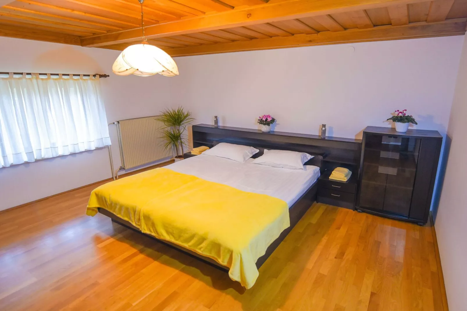 Cozy Luxe Holiday Home with Natural Thermal Bath - Seven Bedroom Holiday Home-Slaapkamer