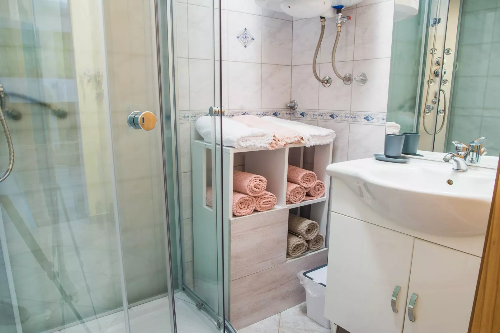 Luce Hilltop Cozy Apartment - Two Bedroom Apartment-Badkamer