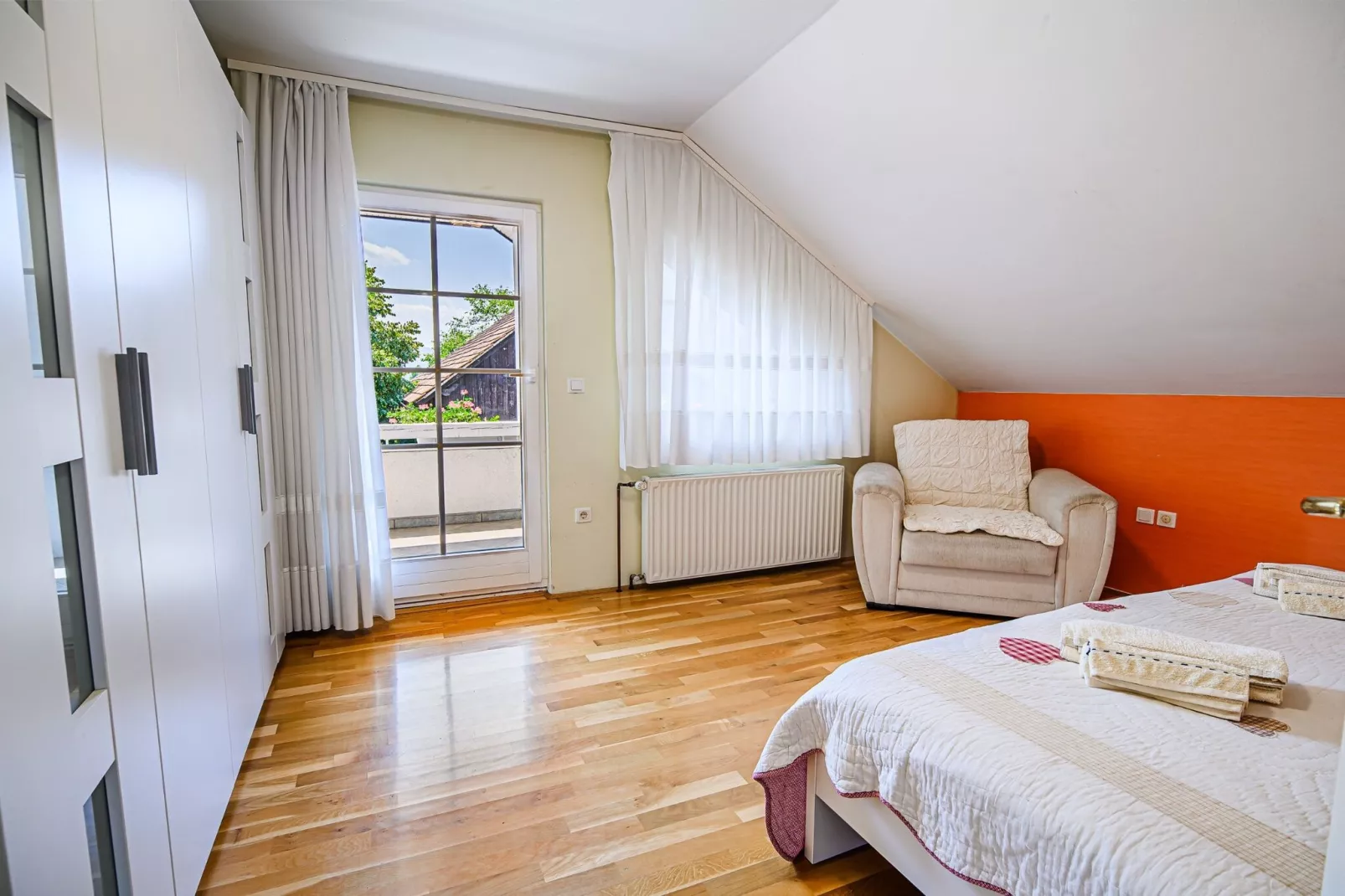 Stunning Rural Holiday Home with Garden and BBQ -  Four Bedroom Holiday Home-Slaapkamer