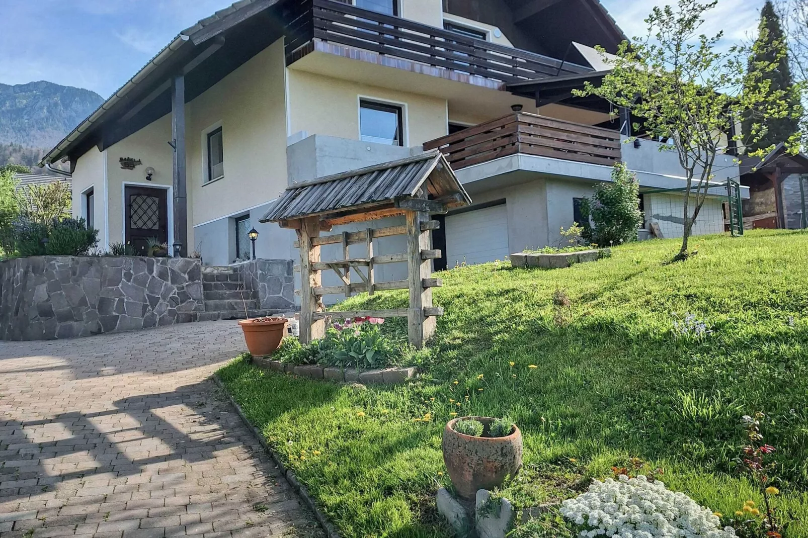 Vibrant and Charming Apartment with Balcony and Mountain View - Two Bedroom Apartment with Balcony and Mountain View-Buitenlucht
