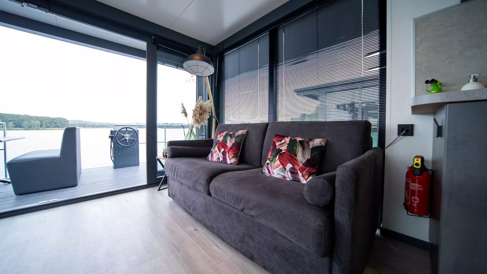 Floating in Limburg - hottub-Woonkamer