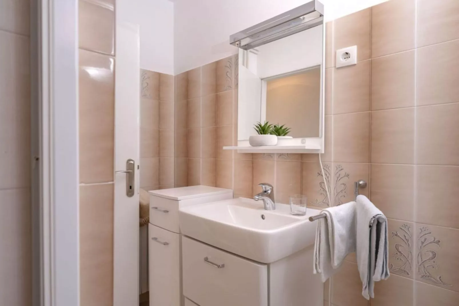 One Bedroom Apartment with Terrace 5-Badkamer