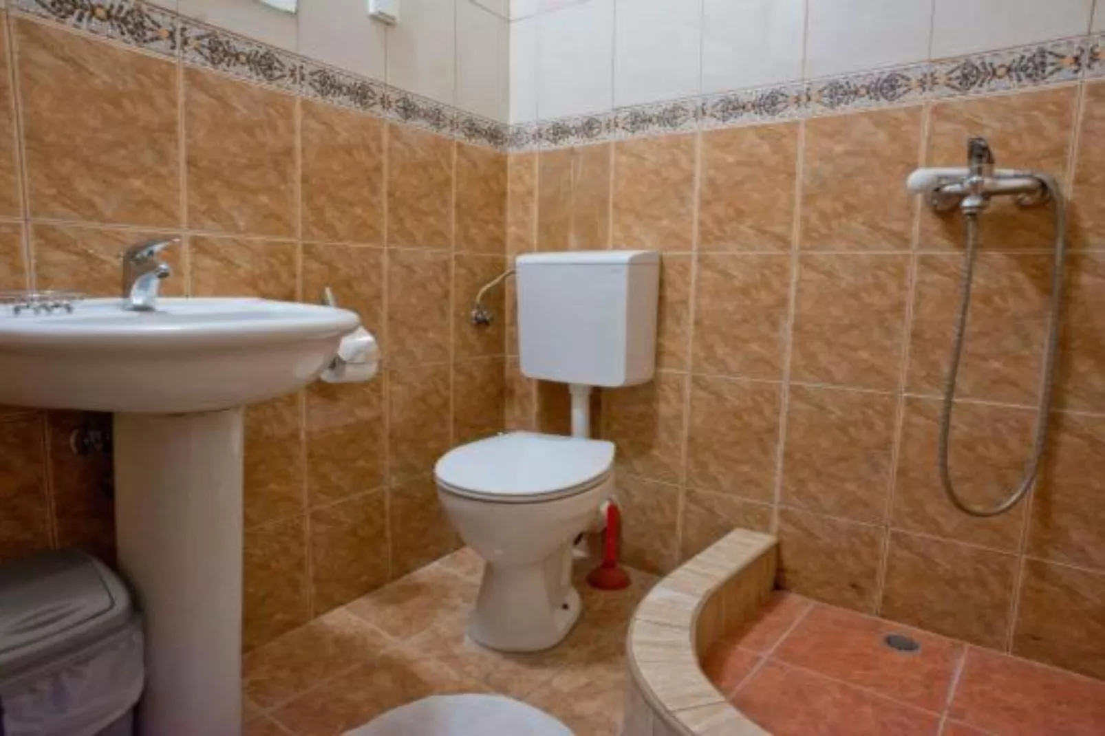 Quaint & Affordable Stay in Budva Traditional Stone House - Family Room 2-Badkamer
