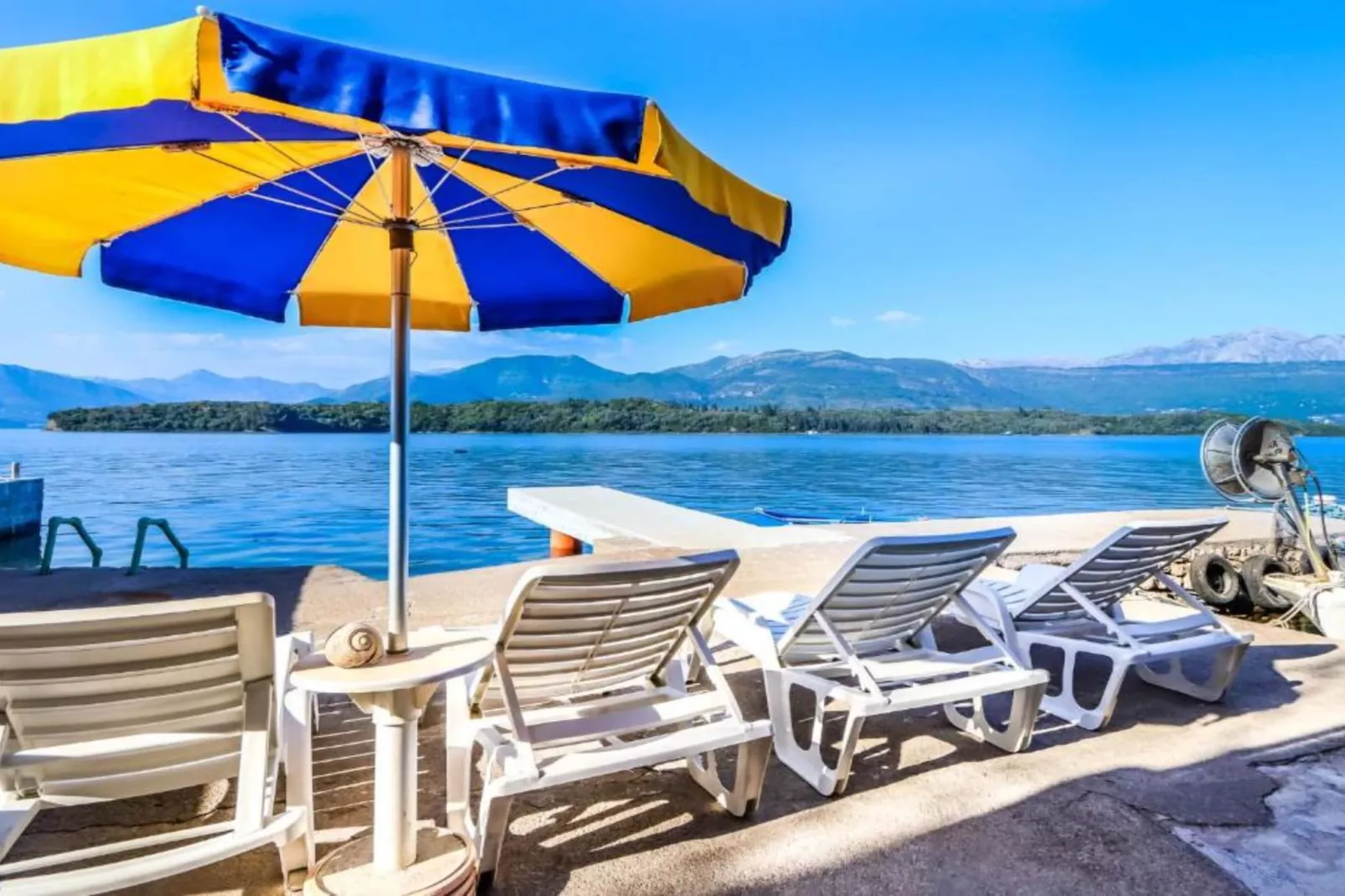 Beachfront Escape – Steps from the Crystal-Clear Sea - One Bedroom Apartment 1-Sfeer