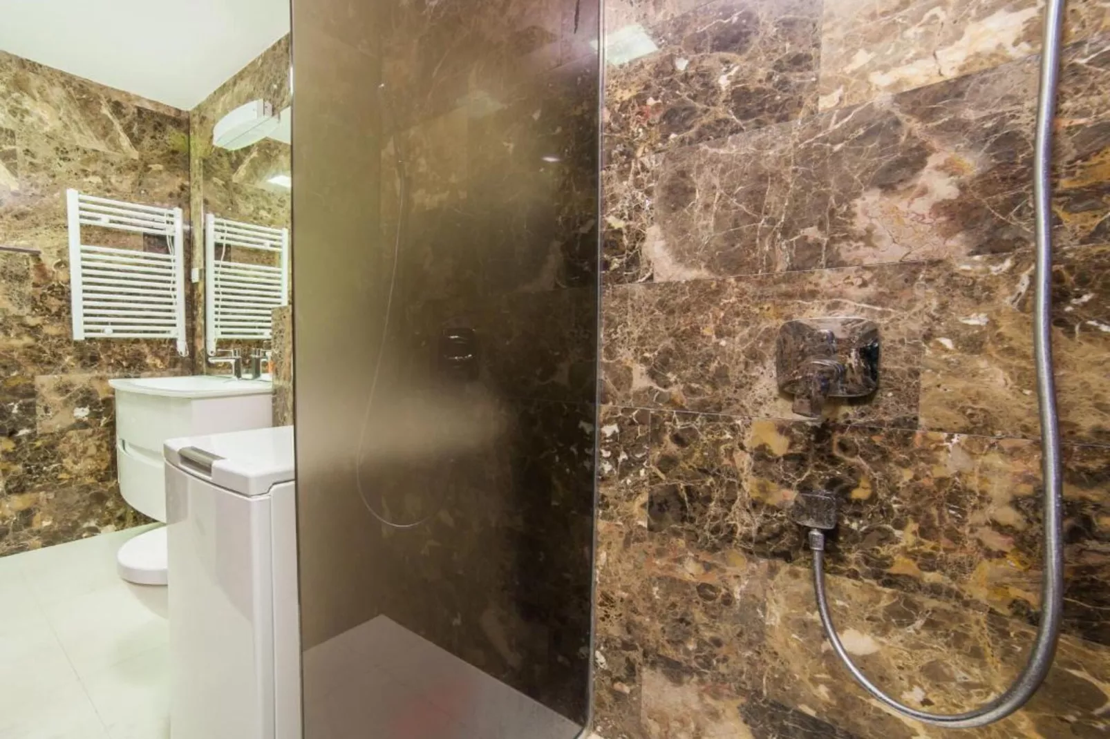 Exclusive Budva Stay Steps From the Beach - One Bedroom Apartment with Balcony-Badkamer