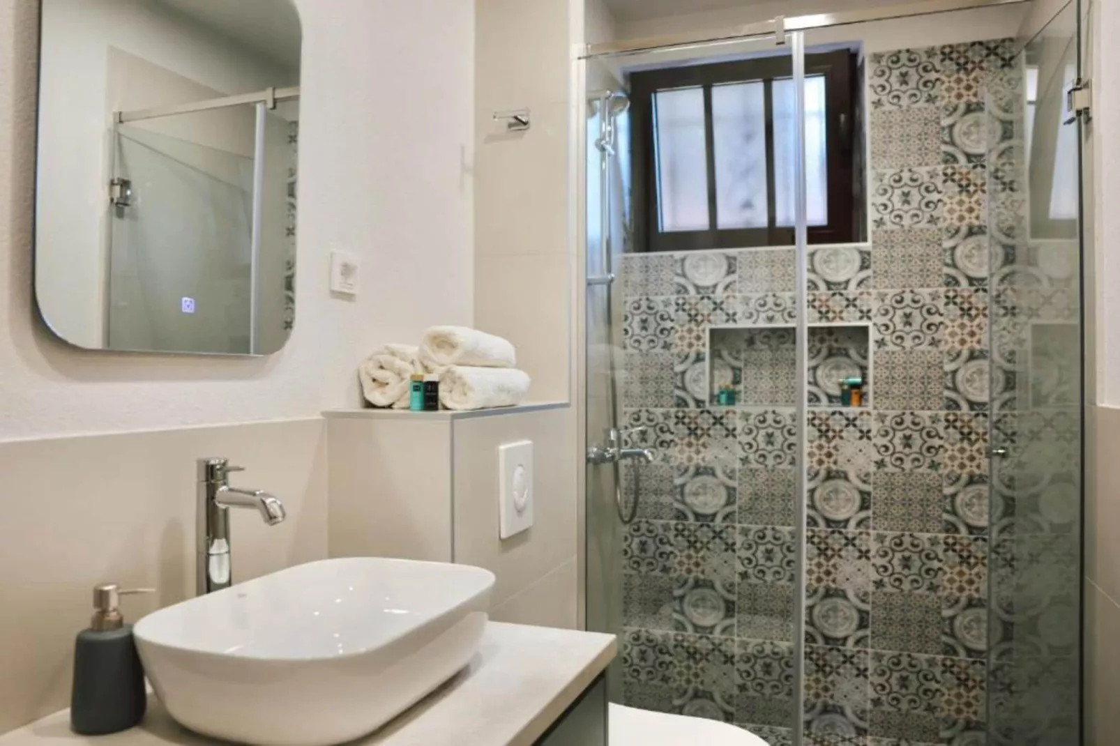 Stylish Apartment with Modern Elegance in Herceg Novi Area - Deluxe One Bedroom Apartment with Terrace-Badkamer