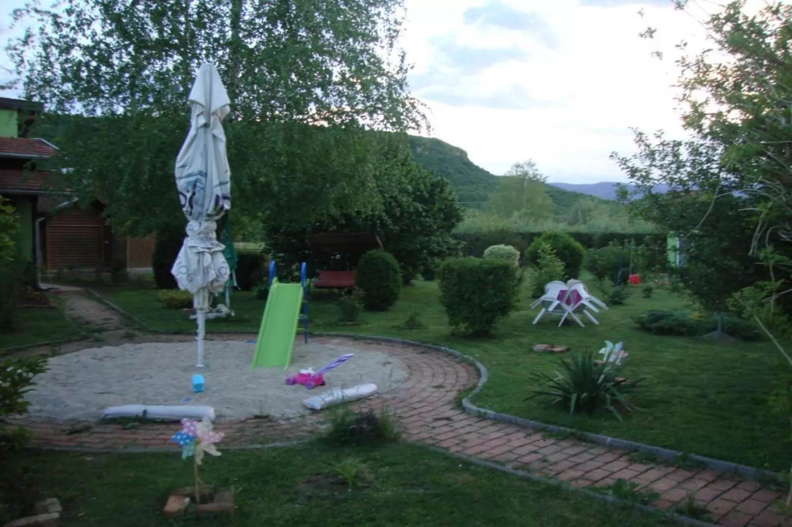 Four bedroom home with river view-Tuinen zomer