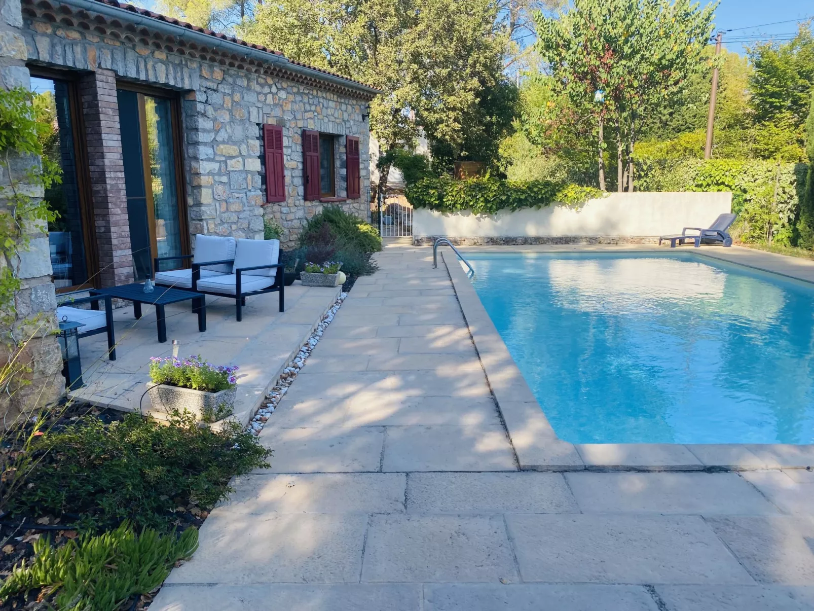 Les Pierres Fleuries-Buiten