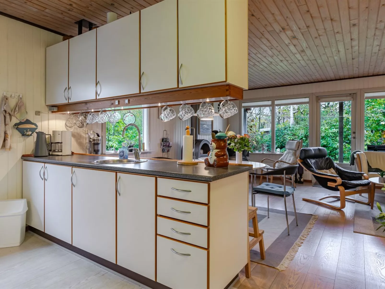 "Mika" - 300m from the sea-Binnen