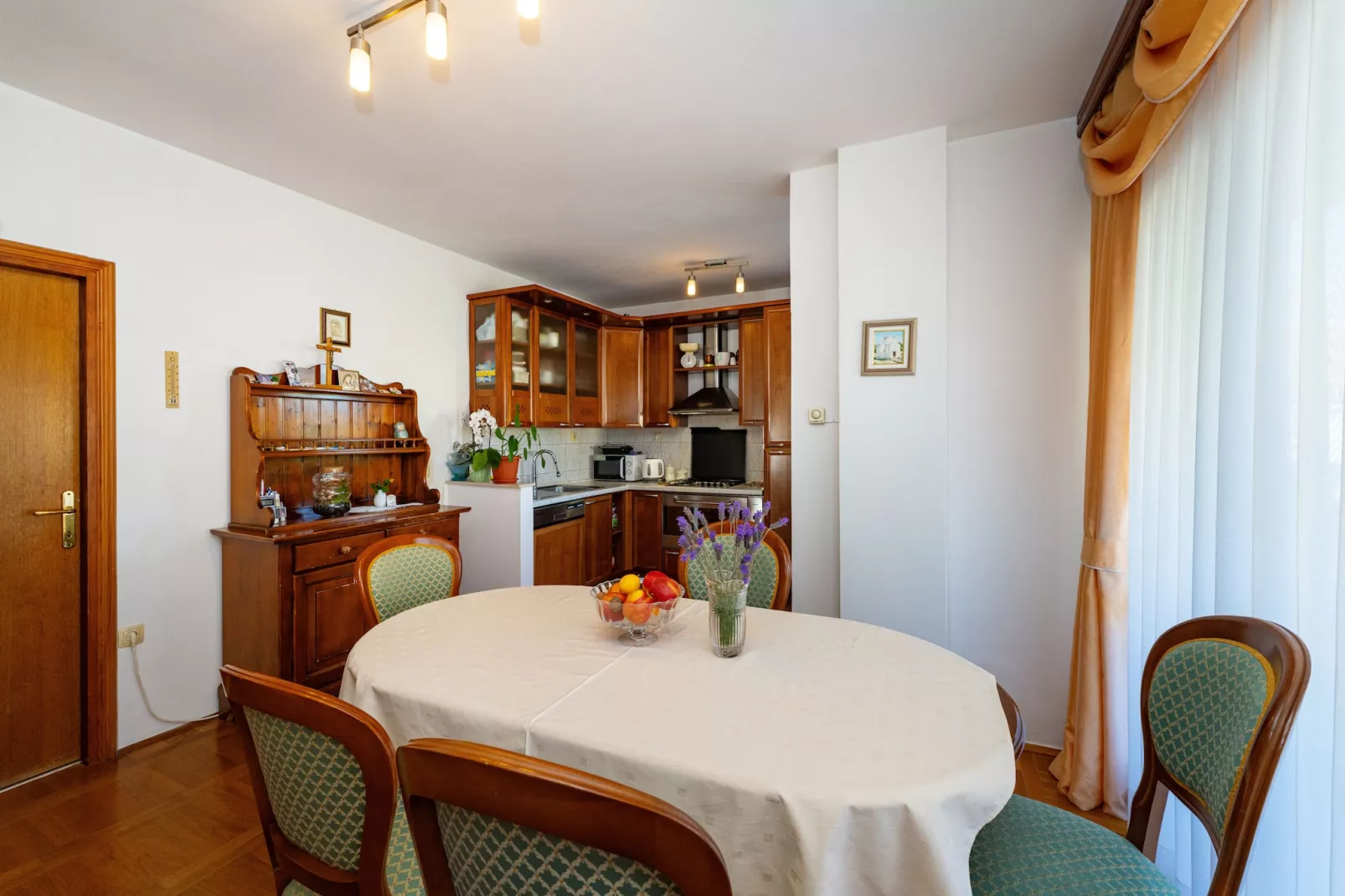 Beach house Privlaka-Eetkamer