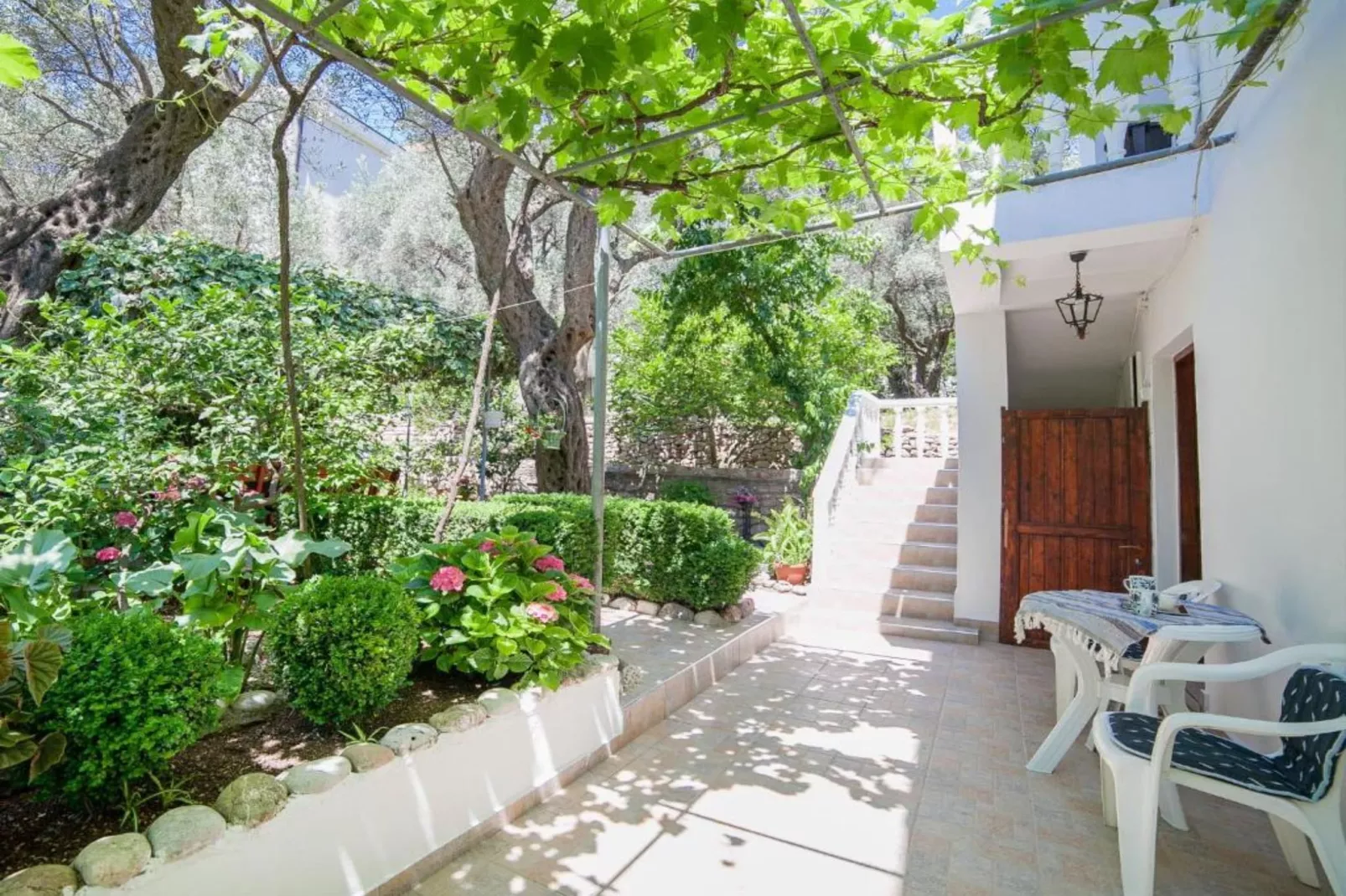 Petrovac Serenity Stay Near the Beach - Standard Double Room 2-Tuinen zomer