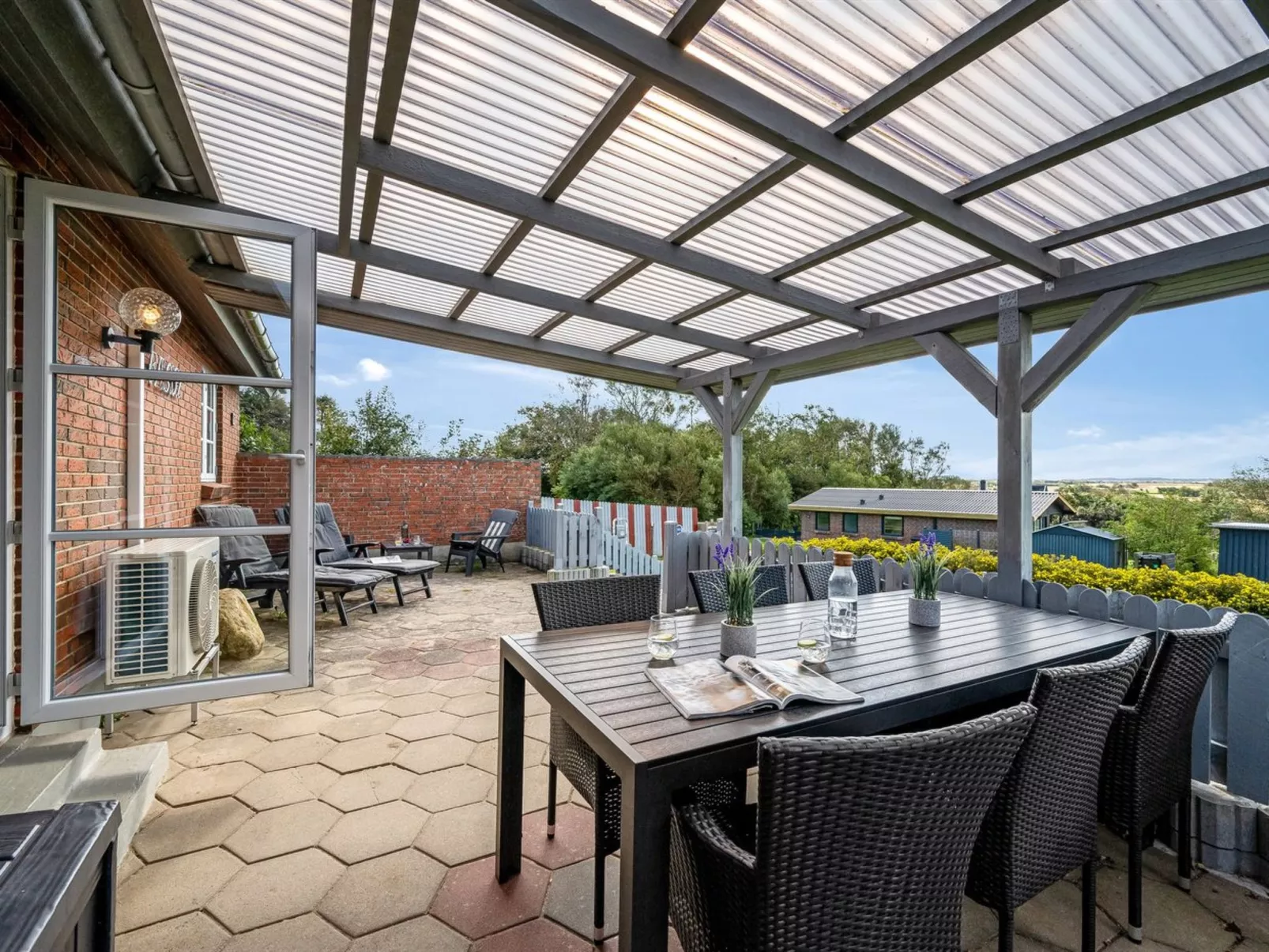 "Tuki" - 700m to the fjord-Buiten