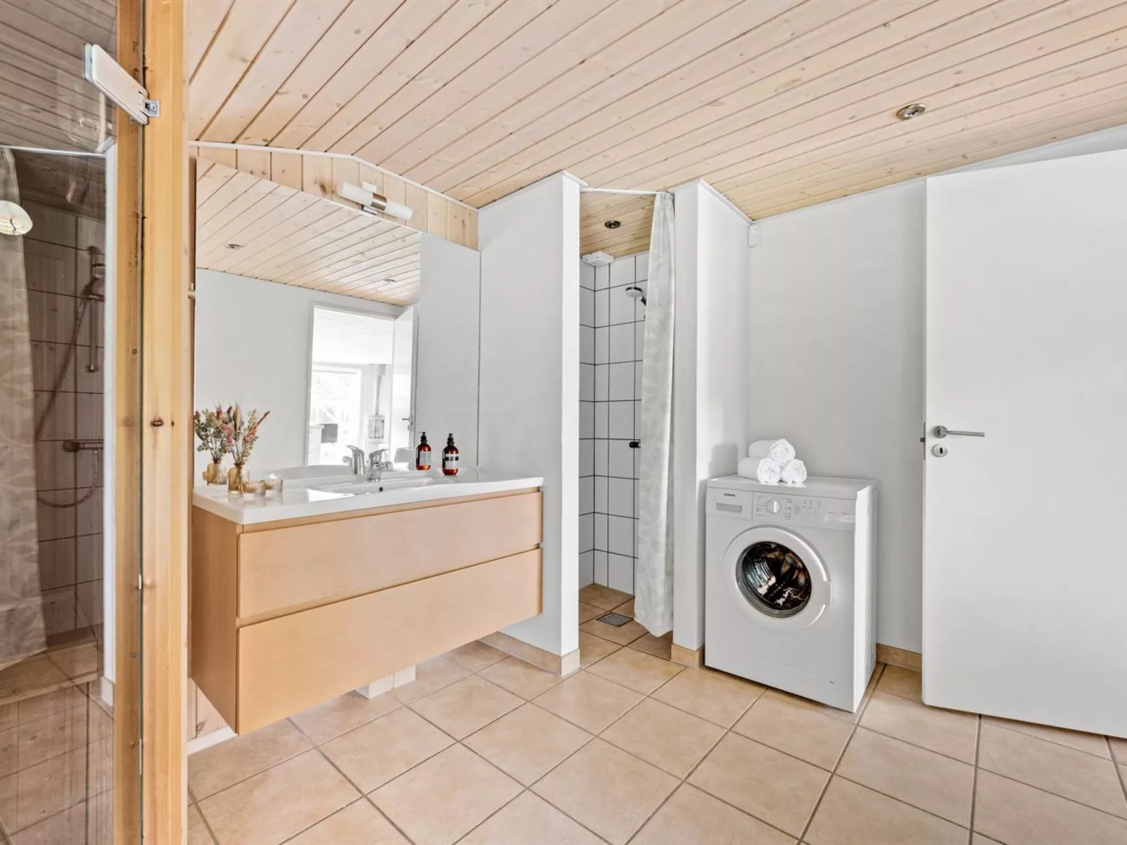 "Into" - 400m from the sea-Binnen