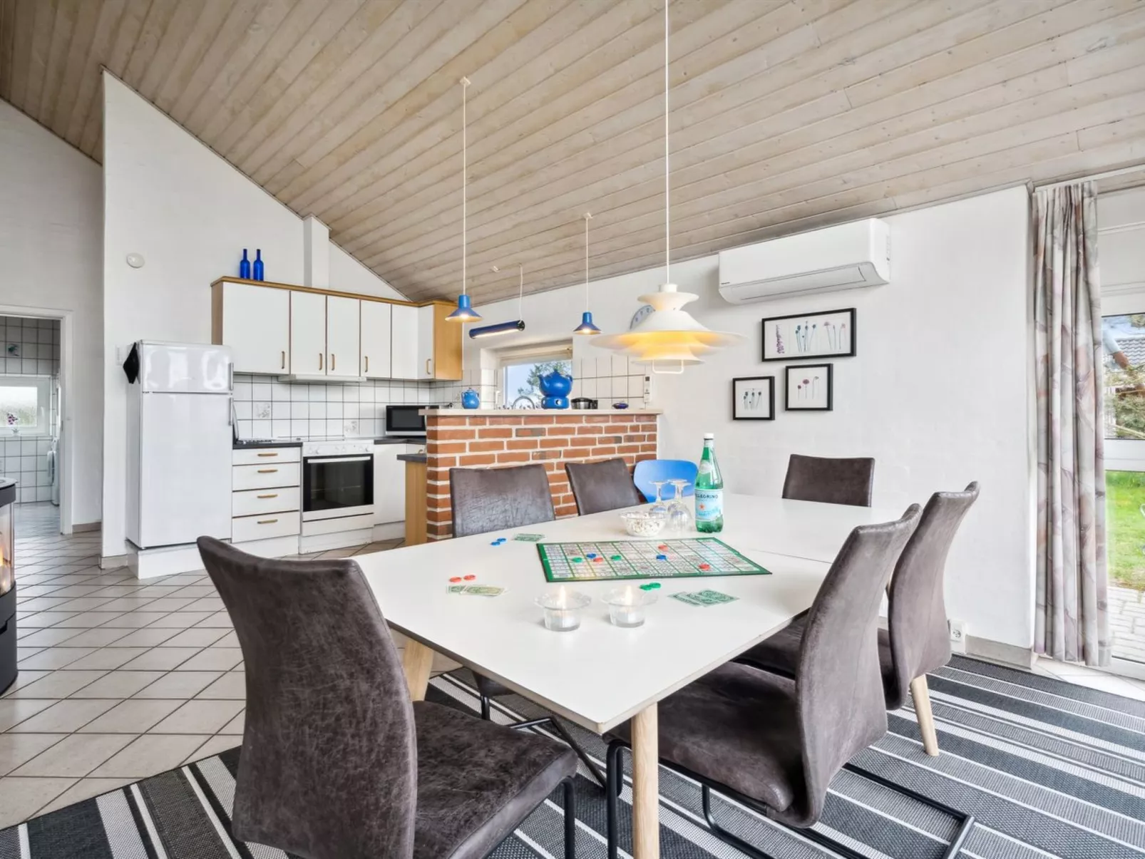 "Mari" - 400m from the sea-Binnen