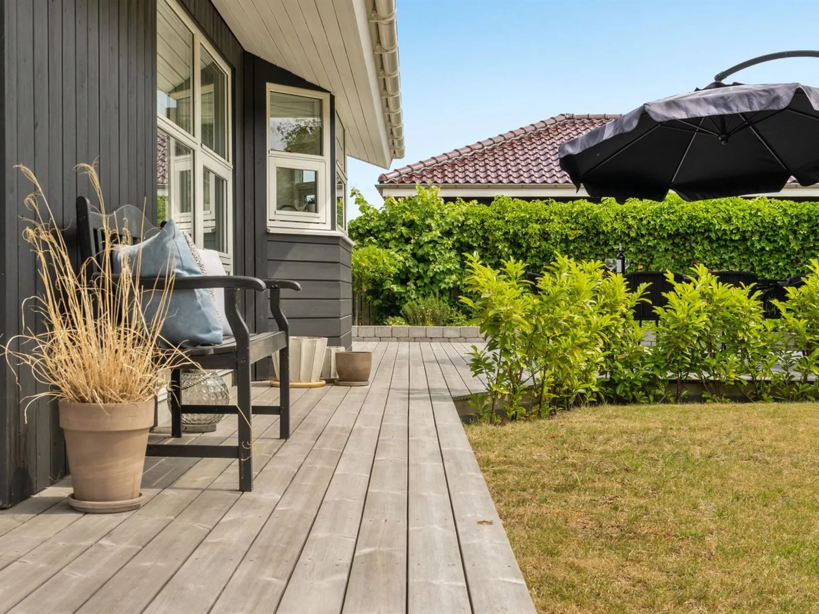 "Sjarlotte" - 100m from the sea-Buiten