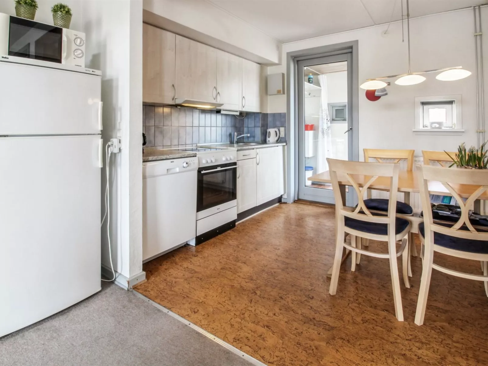 "Rebus" - 2.3km from the sea - Binnen