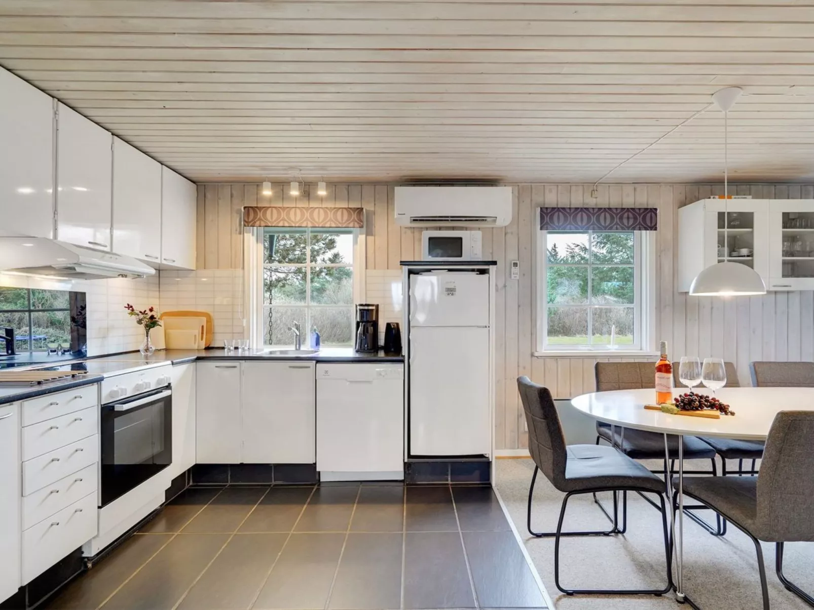 "Maikel" - 900m from the sea-Binnen