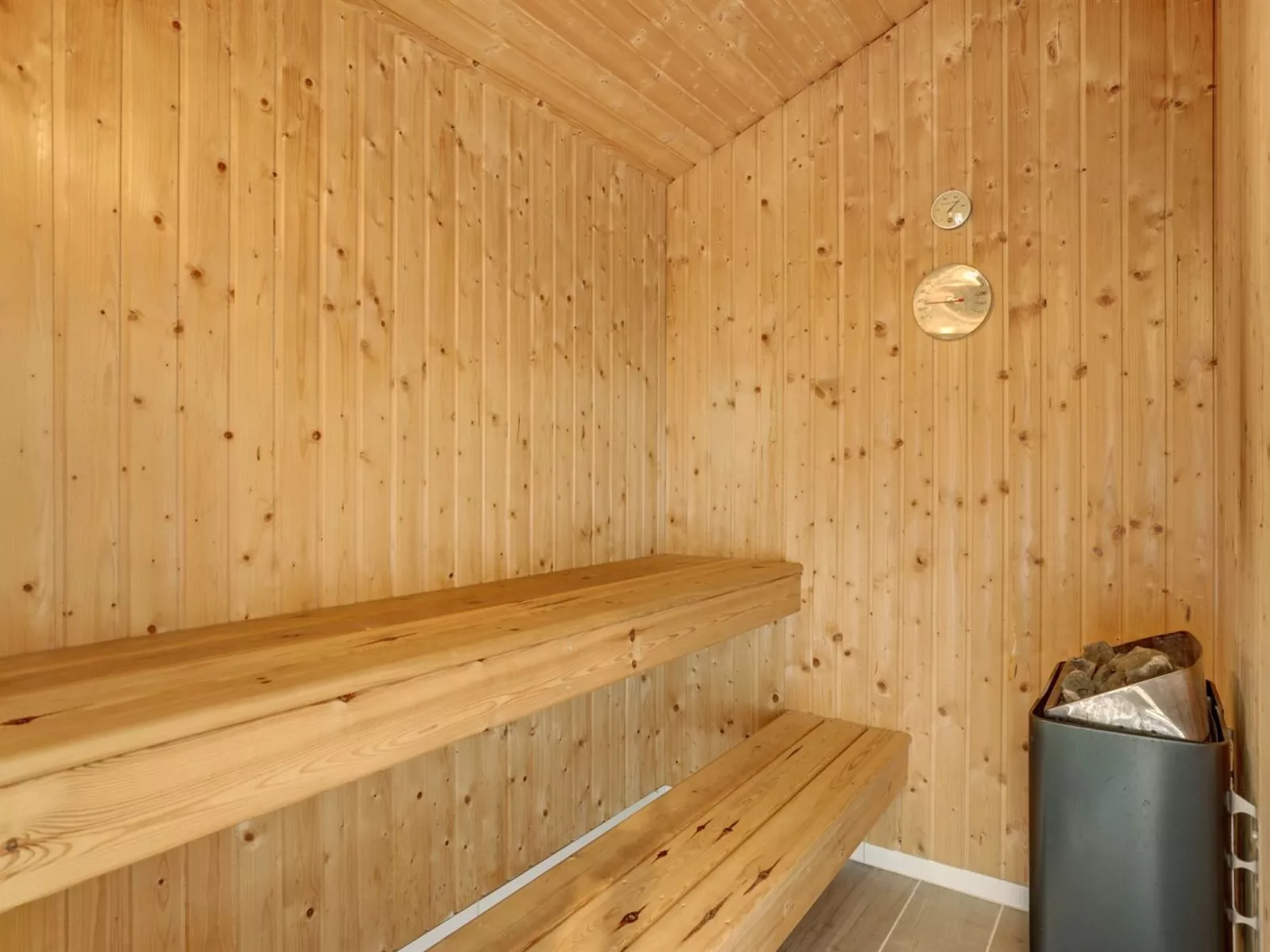 "Folke" - 250m from the sea-Binnen