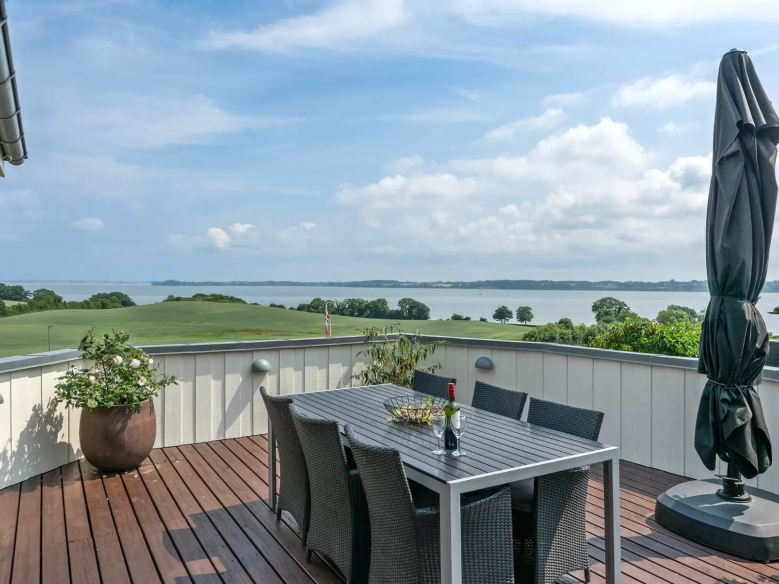 "Haraldina" - 350m to the fjord-Buiten