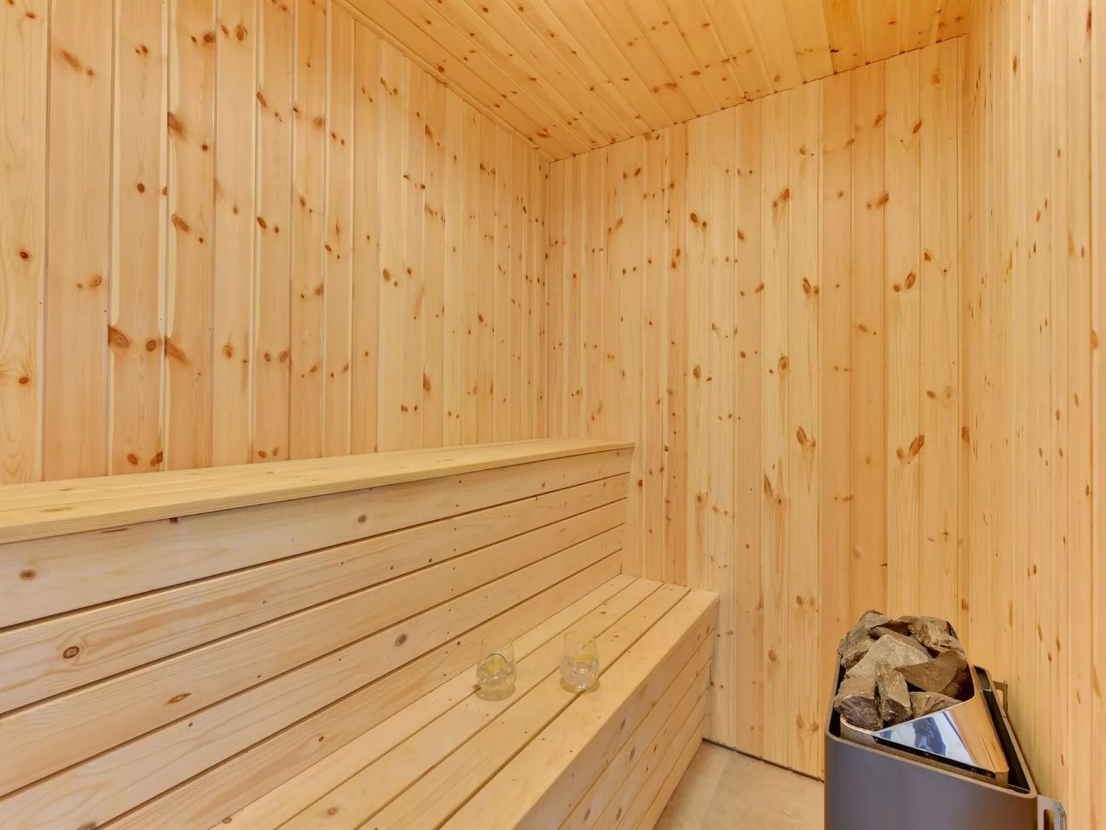 "Karen" - 900m from the sea-Binnen