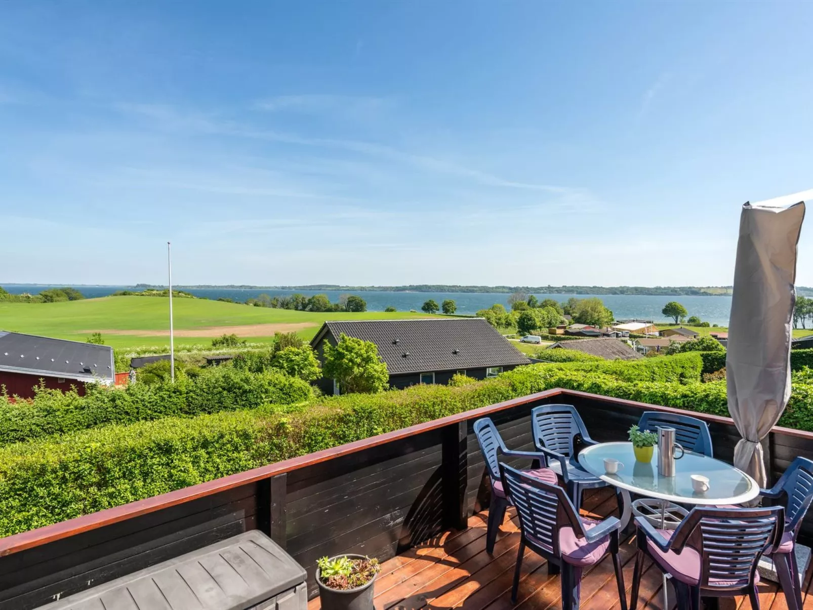 "Axeln" - 300m to the fjord-Buiten