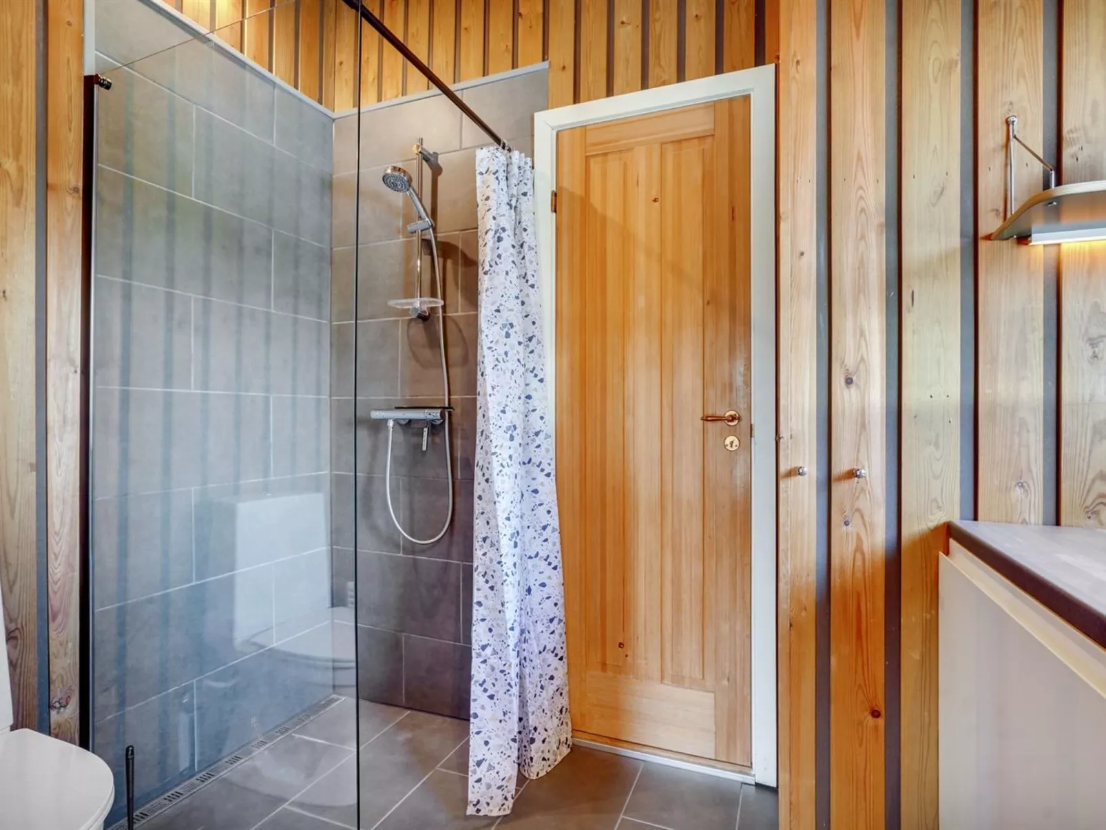 "Denahi" - 400m to the fjord-Binnen