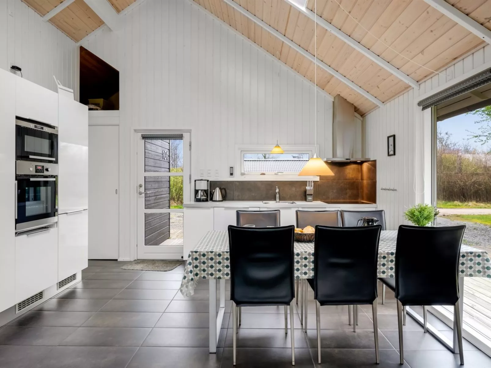 "Ketilbiorn" - 1.2km to the fjord-Binnen