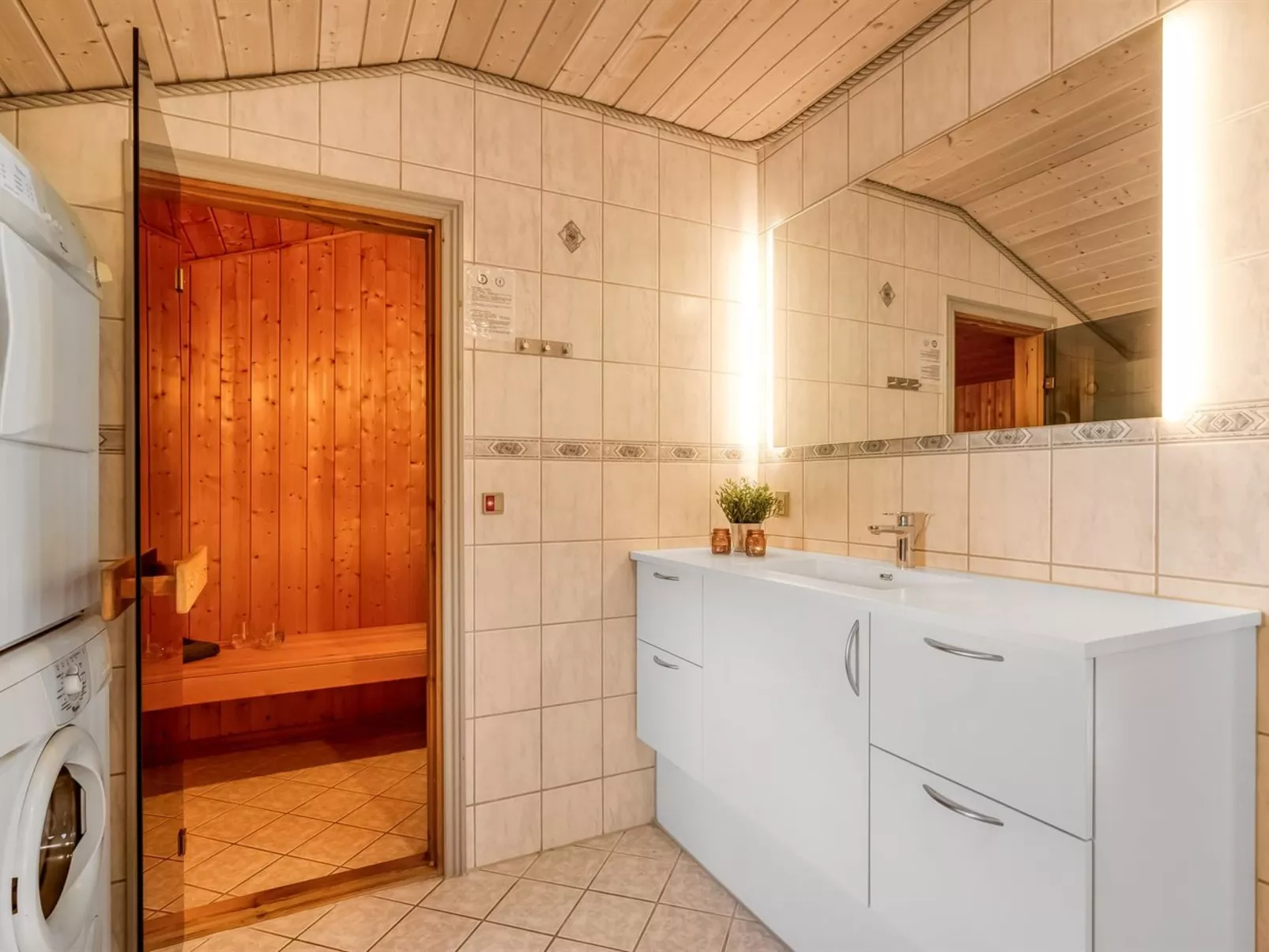 "Robertha" - 800m to the fjord-Binnen