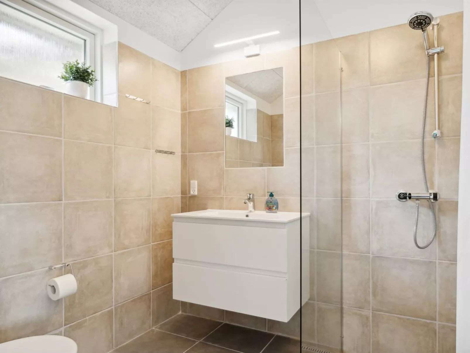 "Human" - 10.5km from the sea-Binnen