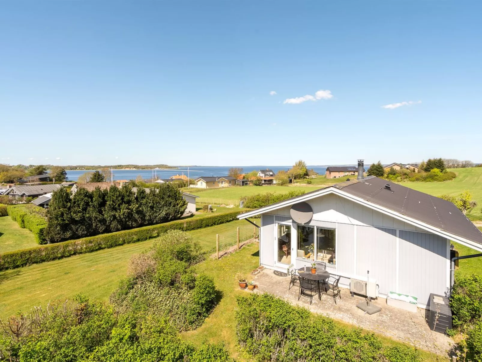 "Vasilij" - 300m to the fjord-Buiten