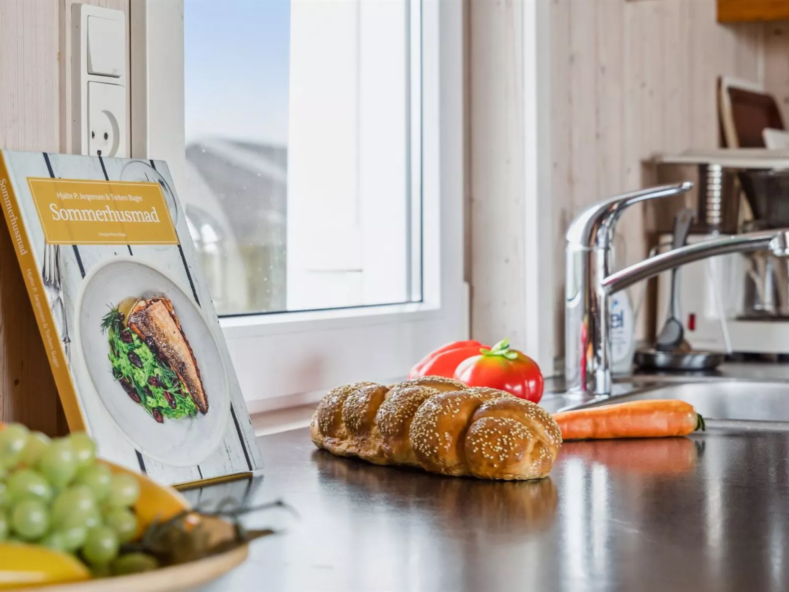 "Ormar" - 100m to the fjord-Binnen