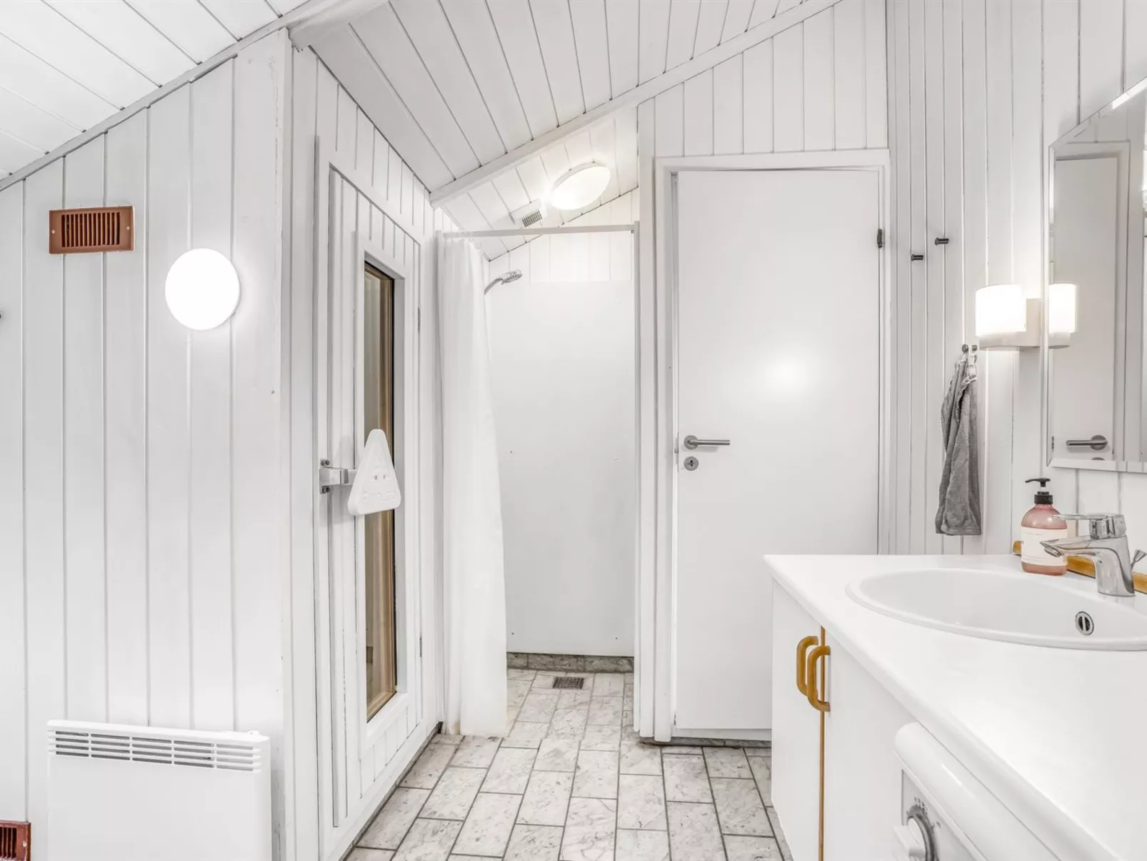 "Bjart" - 1.5km from the sea-Binnen