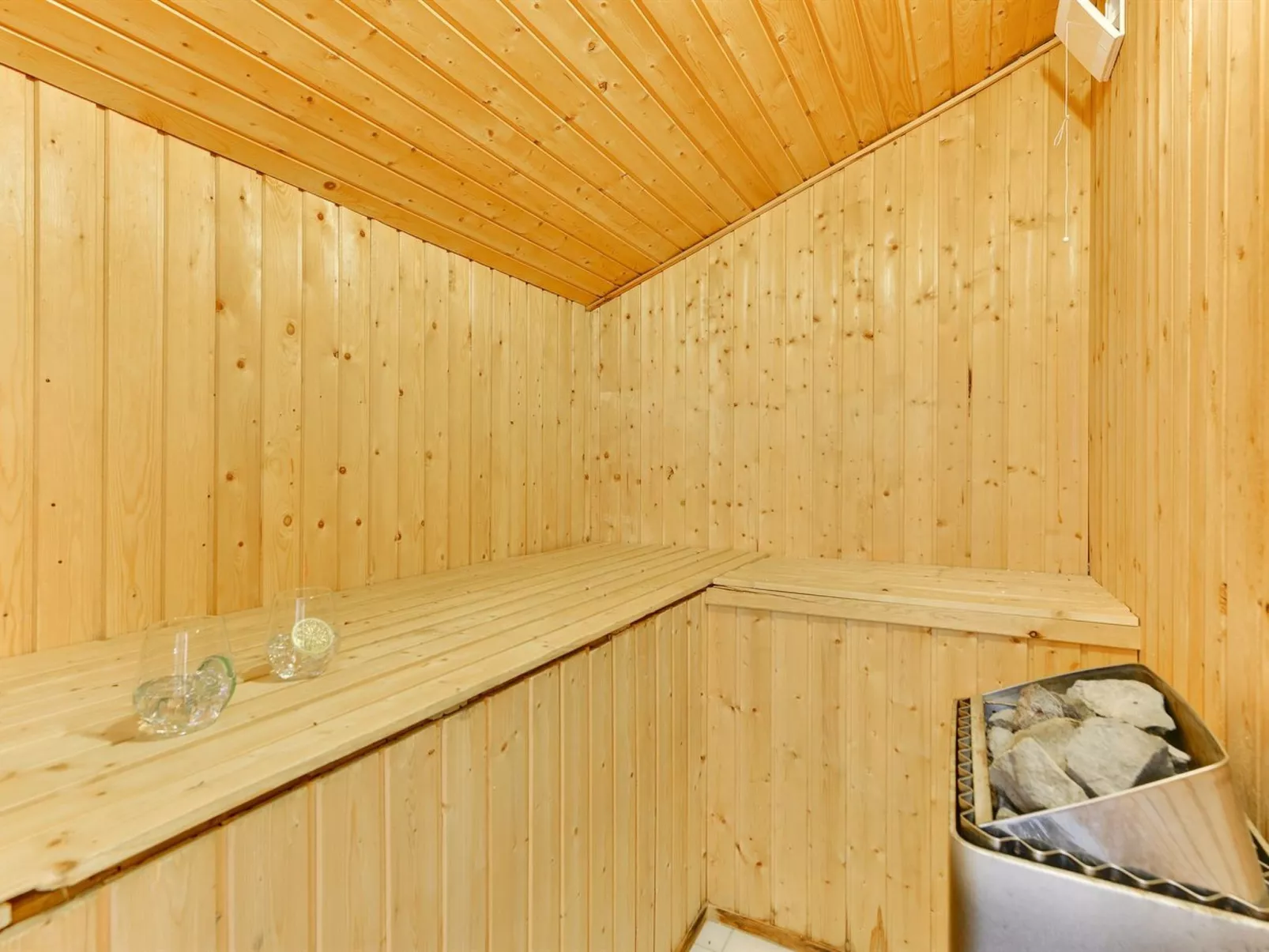 "Darina" - 1.5km from the sea-Binnen