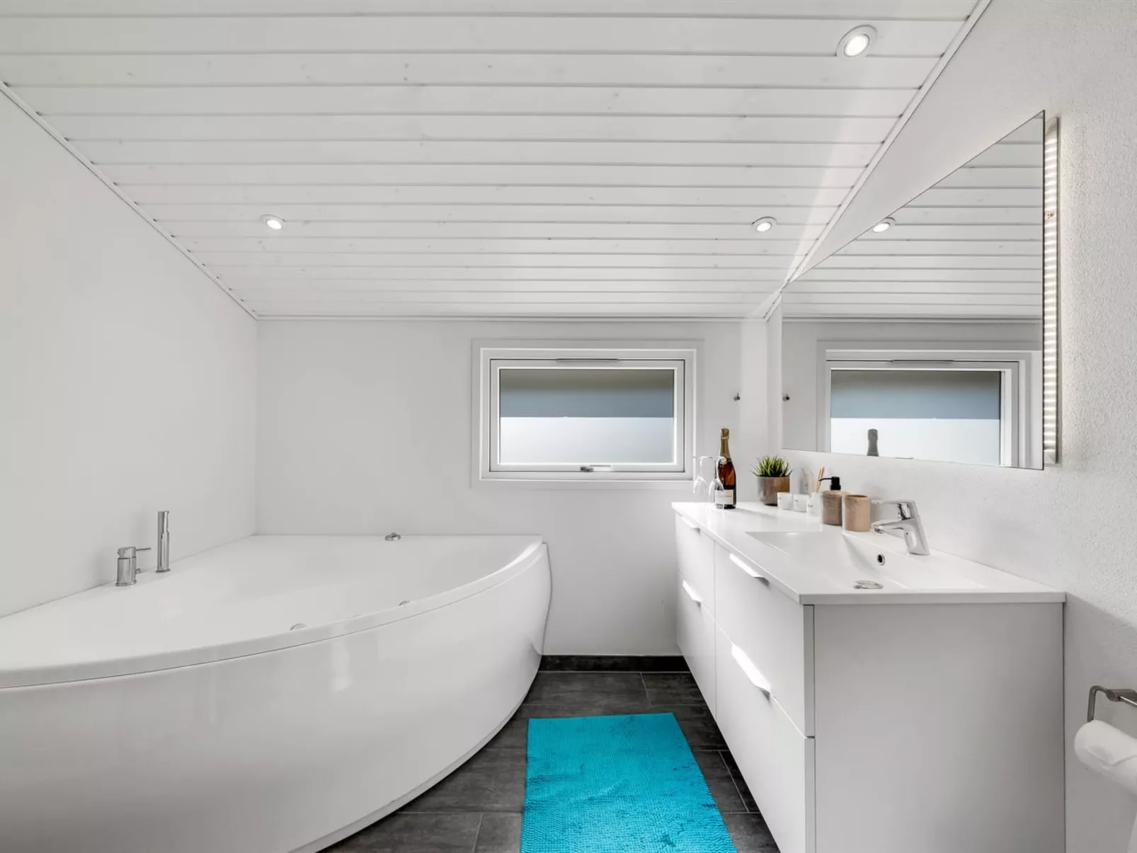 "Eirik" - 2.5km from the sea-Binnen